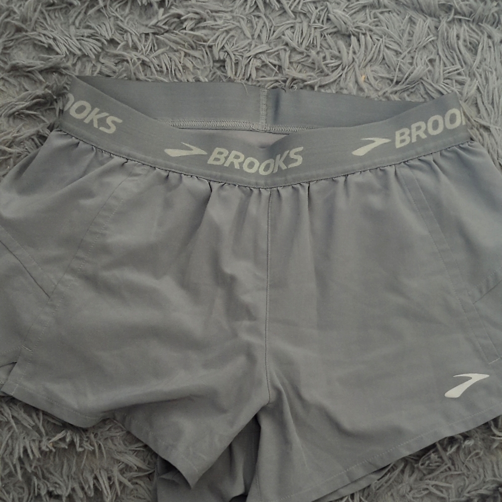 Gray Brooks Running 3" Chaser Shorts size small